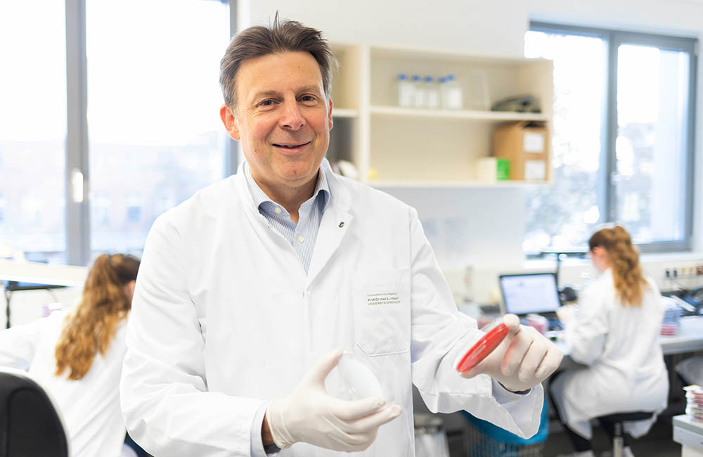 Prof. Achim Kaasch im Labor des Instituts für Medizinische Mikrobiologie und Krankenhaushygiene_Fotografin S. Kossmann_UMMD